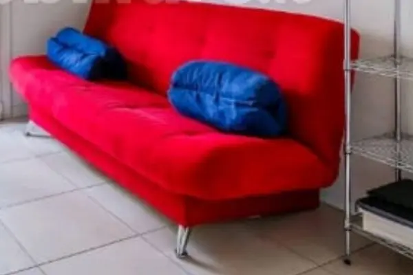 بچه ها این مبل تخت شو کاملا نو بدون هیچ ایرادی واگذار میشه ۵۰ یورو(بلونیا)